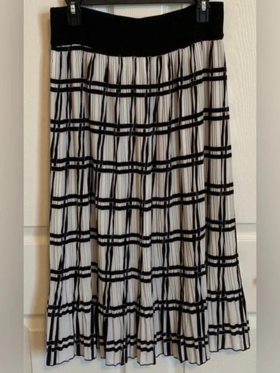 Metro Wear Black & White Pleated Maxi Skirt - Picture 3 of 3